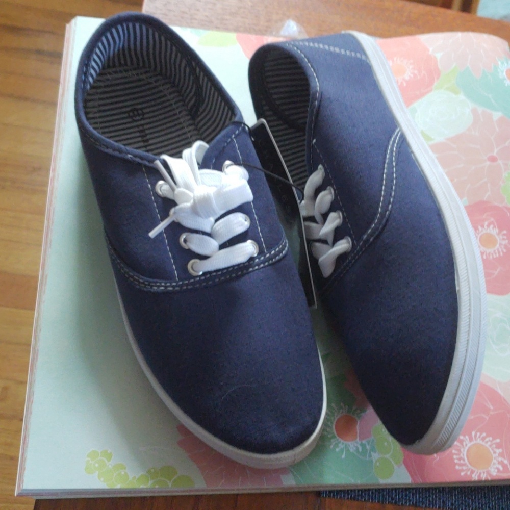Nwt charles albert sneakers sz 11
